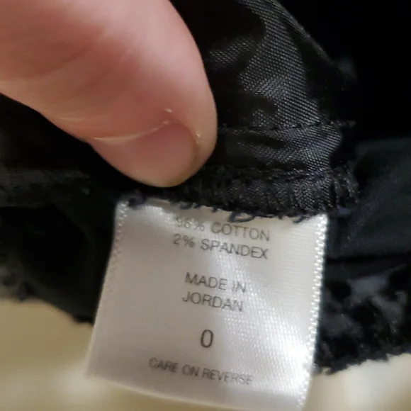 New York and Co stretch black shorts with pockets - Picture 6 of 6